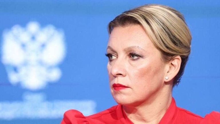 У Росії висміяли Захарову за безглузде вбрання ти вигляд (ФОТО)