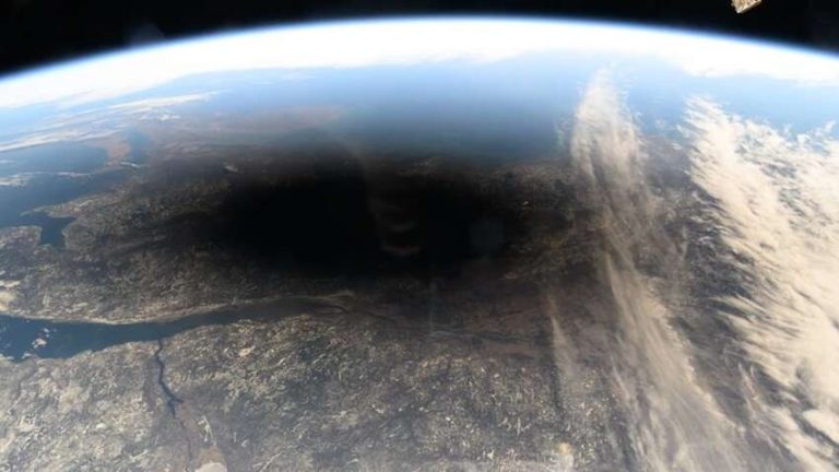 Вчені попереджають, що невдовзі світ зануриться в повну темряву на 6 хвилин