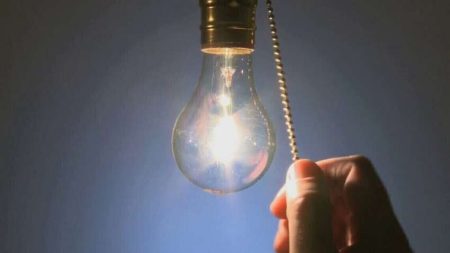 В Україні можуть ще на довше вимикати світло: енергетики назвали критичну температуру повітря