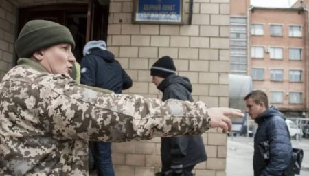 “Забирають речі та застосовують силу”: ТЦК все частіше “бусифікують” українців