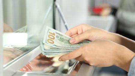 Стосується тих, хто має вдома такі долари: Нацбанк попередив про обмін валюти