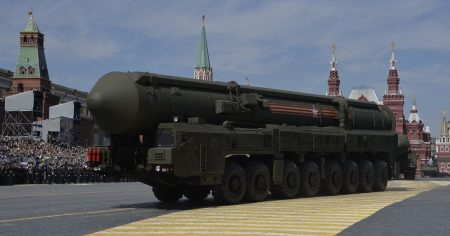 РФ вгатила по Україні “Орешніком”: що відомо про ракету, якою Путін залякує світ