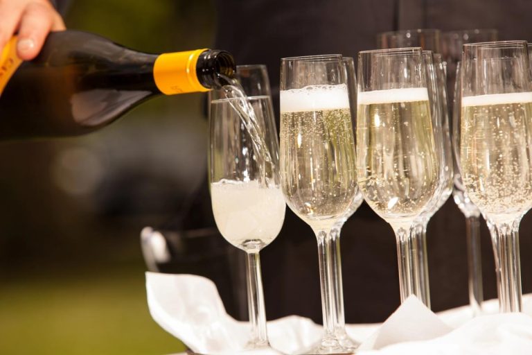 Трамп зазіхнув на “святе”: Франція обурена через погрози на адресу шампанського