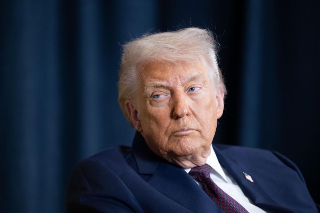 Синці на руках та незвична хода: фізіотерапевт припустив, яка хвороба у Трампа