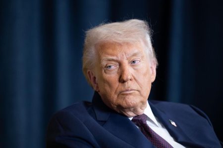 Синці на руках та незвична хода: фізіотерапевт припустив, яка хвороба у Трампа