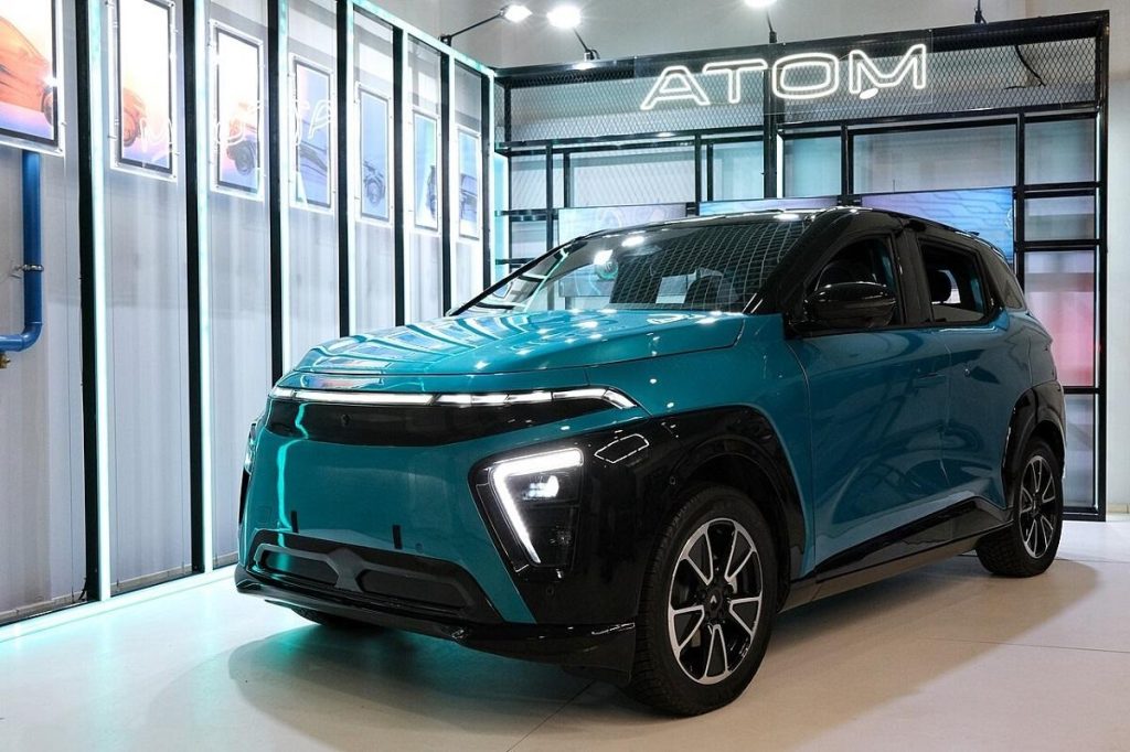 Схожий на “китайця”, але коштує як “Тесла”: Росія почне продаж власного електромобіля