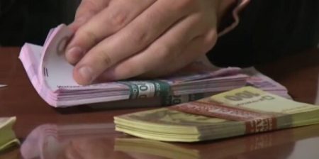 Українців масово штрафуватимуть за кордоном: податки дістануть навіть біженців