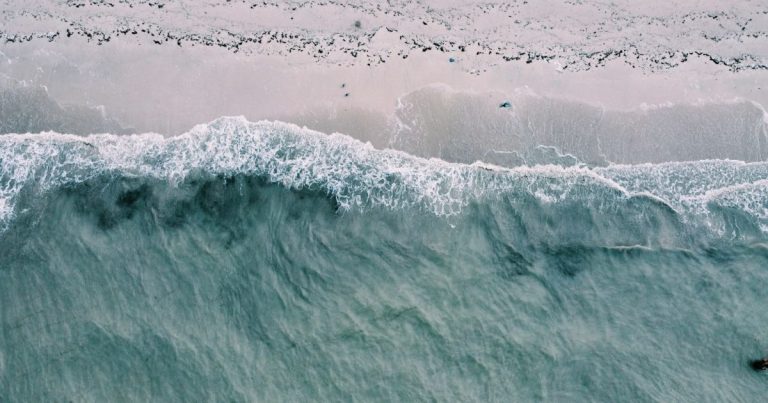 Ураганний вітер і гігантські хвилі: на Італію насувається стихійне лихо