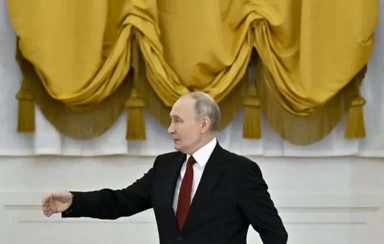 Кінець ілюзії “великої держави”: амбіції Путіна зазнають краху — Politico