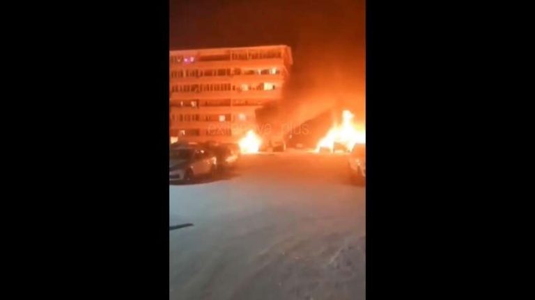 Російська ракета прилетіла по своїм: житловий масив в росіі палає