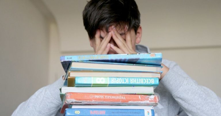 “Навчання стає каторгою”: в Україні спалахнув скандал через “домашку” у школах