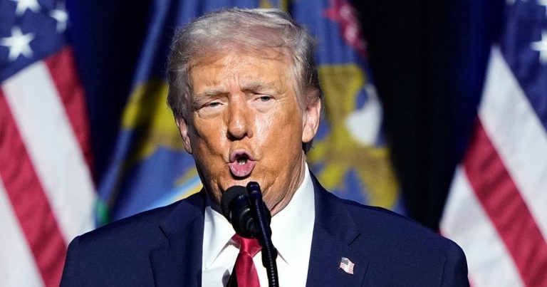 Трамп показав середній палець працівнику заводу Ford: як відреагував Білий дім (фото)