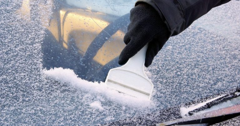 Як розморозити та розчистити автівку від льоду та снігу: 5 геніальних зимових лайфгаків