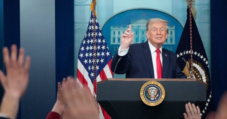 Трамп зробив нову заяву про Гренландію і загадково натякнув, як далеко готовий зайти