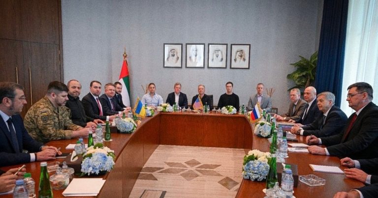 “Обідали майже як друзі”: ЗМІ розкрили цікаві подробиці переговорів США, України та Росії в Абу-Дабі