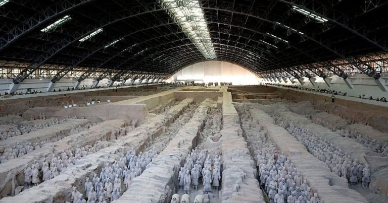 Таємниця, якій 2000 років: чому археологи досі бояться відкривати гробницю першого імператора Китаю