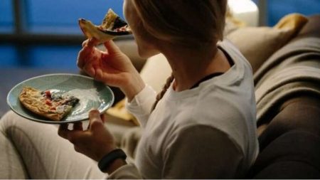 Чому категорично неварто їсти за три години до сну: медики здивували поясненням