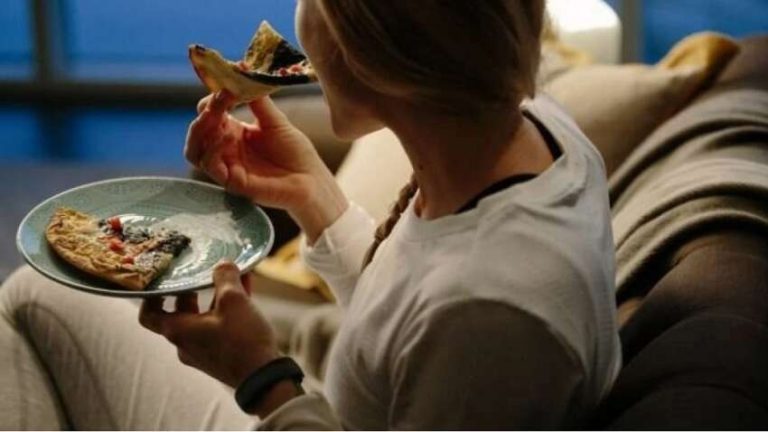 Чому категорично неварто їсти за три години до сну: медики здивували поясненням