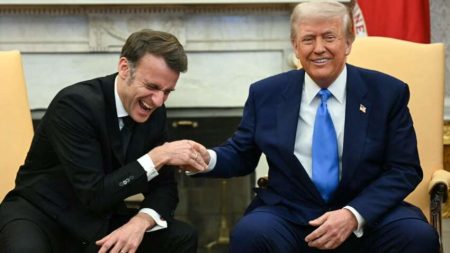 Трамп публічно висміяв Макрона, розповідаючи про “таємні домовленості”