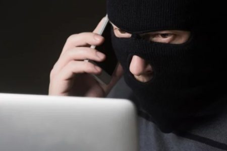 Телефонують шахраї: за яким номером телефону краще не брати трубку