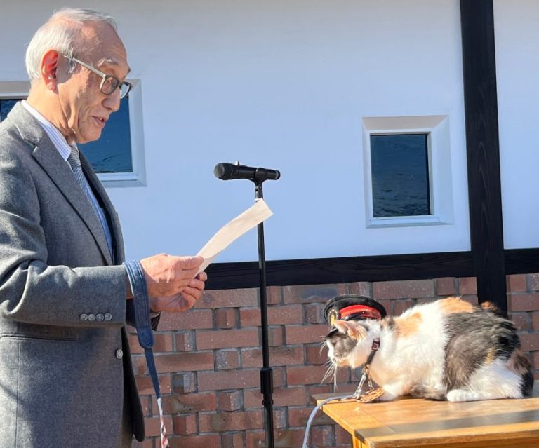 В Японії котів призначають начальниками залізничних станцій, і це приносить гроші