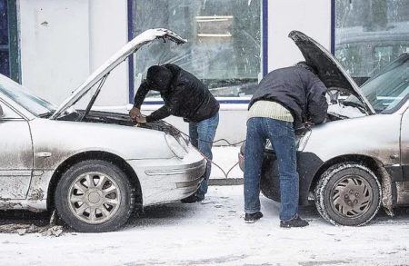 Що робити, якщо мороз скував авто: безпечні способи відкрити замерзлі дверцята