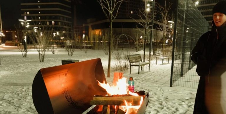 “Влаштували зимове паті”: мешканці столичного ЖК грілись танцями під час блекауту