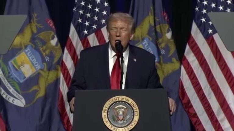 Трамп з дивними кривляннями висміює Байдена, який “ширяв у небі”