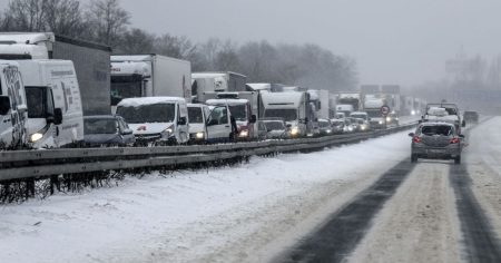 Негода паралізувала дороги в Україні: де обмежено рух транспорту