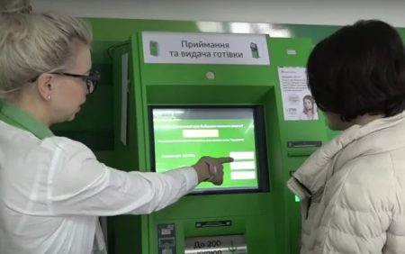 Рахунок можуть заблокувати за один платіж: кому ПриватБанк відмовить в обслуговуванні