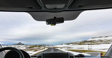 Чому обмерзає лобове скло зсередини: 4 причини, про які ви не здогадувалися