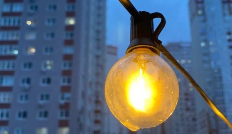 Світло зникає хаотично: українцям пояснили, що відбувається