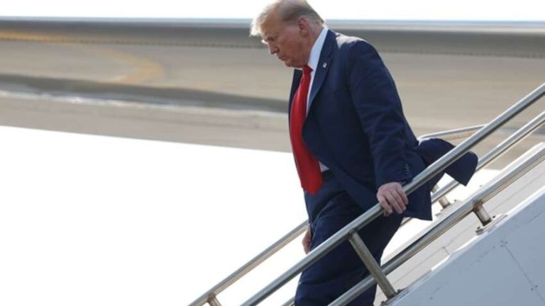 Літак Трампа, що летів у Давос, повернувся до США: що сталося