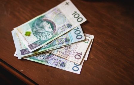 Польща підвищує зарплати з 1 січня: хто почне заробляти більше і наскільки
