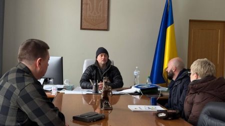 Глава району Києва, який пропонував рити вигрібні ями, порадив мешканцям використати котячий наповнювач