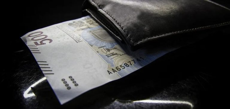 Для українців у Польщі готують нові величезні штрафи: за що пропонують карати