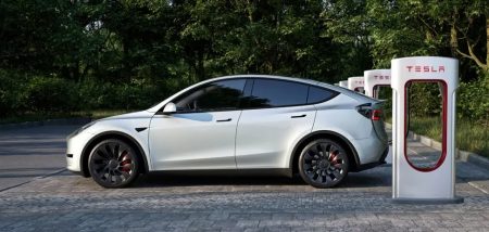 Українці масово купують старі авто: скільки коштує найпопулярніша модель