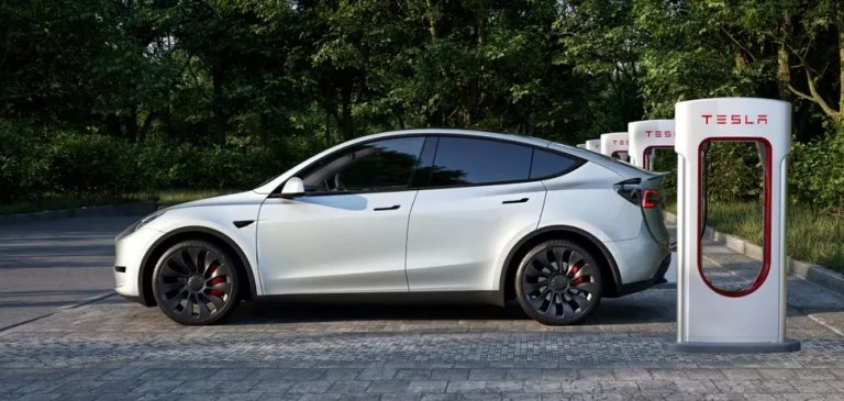 Українці масово купують старі авто: скільки коштує найпопулярніша модель