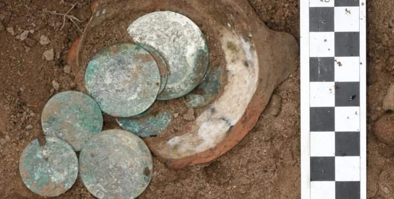 Скарби часів Речі Посполитої: фермери знайшли на своєму полі скарб XVII століття