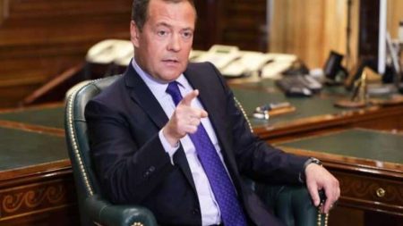 Медведєв пригрозив вдарити по Україні спеціальною зброєю