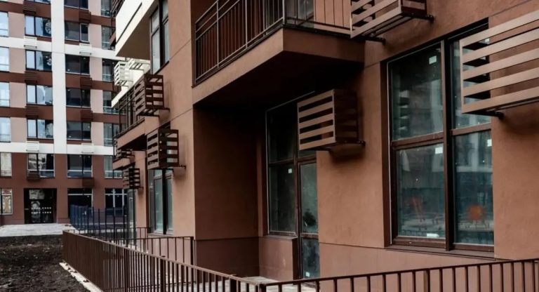 У Києві масово скуповують квартири на першому поверсі, навіть занедбані і старі — причина