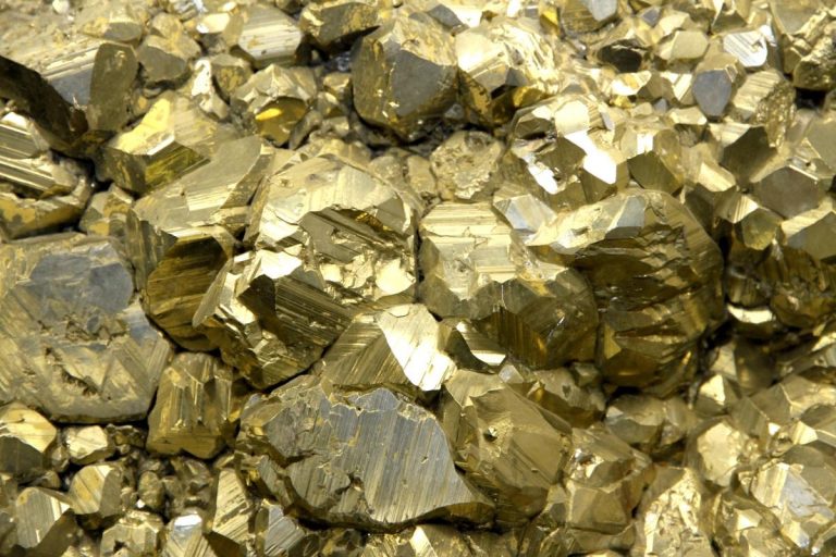 Ядро Землі “протікає”: на поверхню Землі виштовхуються тисячі тонн золота