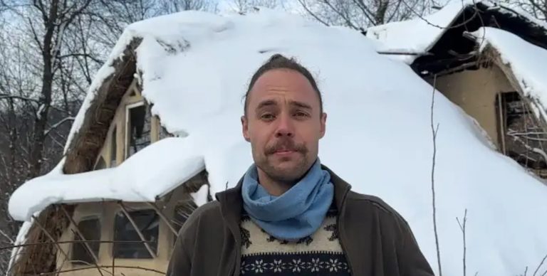 Українець живе у глиняній хаті посеред Карпат: чим він опалює