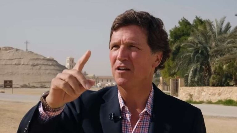 Такера Карлсона та його команду затримали в Ізраїлі після інтерв’ю з послом Майком Хакабі