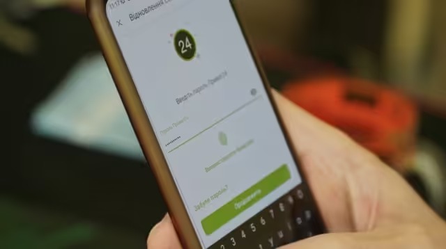 ПриватБанк просить 6 категорій клієнтів замінити карту: кому треба прийти у відділення