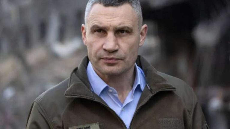 «Пощастило, що лише забій»: Тимур Ткаченко послизнувся біля мерії, але Кличко пояснив це фізикою