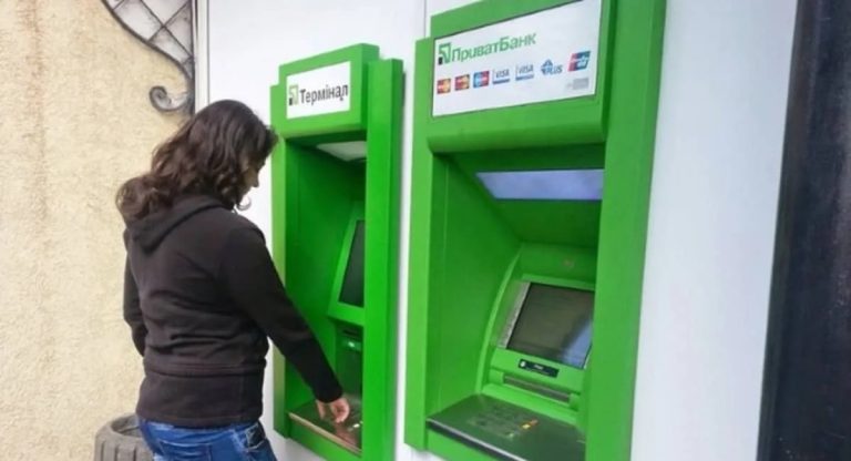 У ПриватБанк попередили про підвищену загрозу збоїв банкоматів: як не втратити гроші
