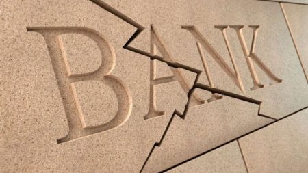 В Україні “лопнули” одразу два банки: чи повернуть гроші вкладникам