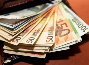 Правило 10 тисяч торкнеться всіх: покупки за готівку жорстко обмежать