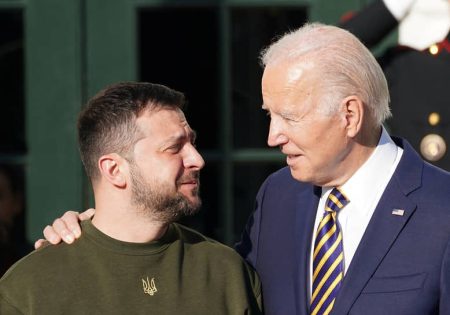 Байден попереджав Зеленського за тиждень до вторгнення Росії, але той не повірив